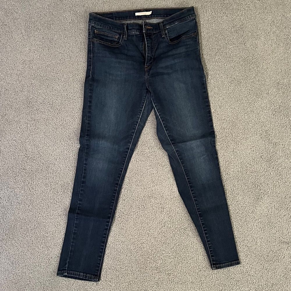 Gently Worn! Levi’s Slimming Skinny Jeans- Size 31